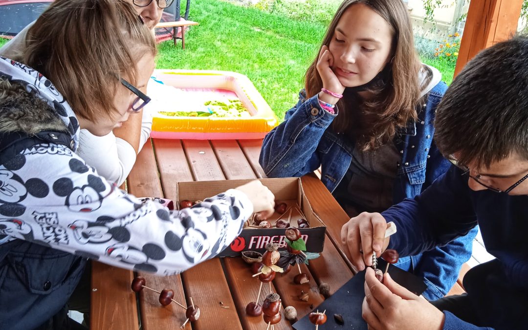 Žáci 7.C tvoří podzimní výzdobu